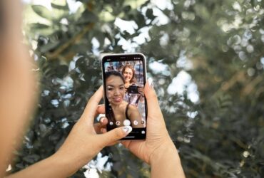 Chica usando el modo selfie del movil