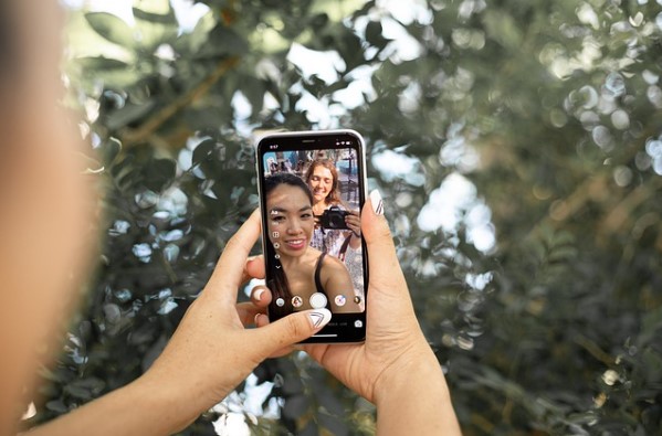 Chica usando el modo selfie del movil