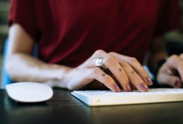 Mano tatuada en teclado