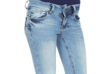 Persona usando pantalones ajustados