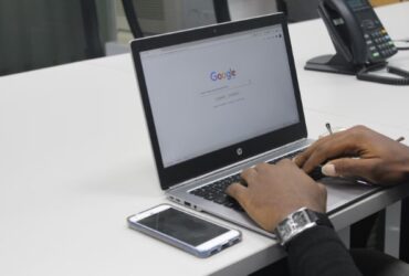 Portatil navegando en google