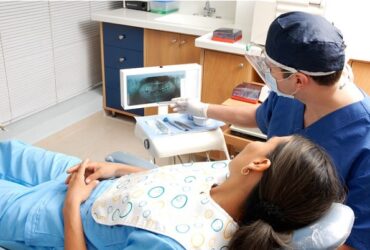 Dentista enseñando rayos x