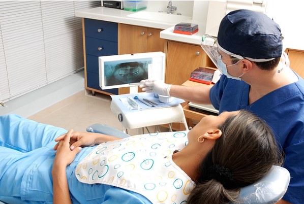 Dentista enseñando rayos x