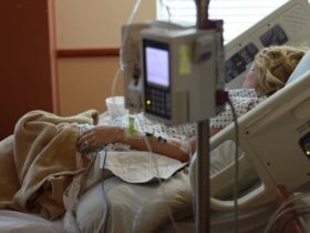 Mujer en cama de hospital