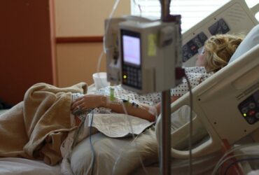 Mujer en cama de hospital