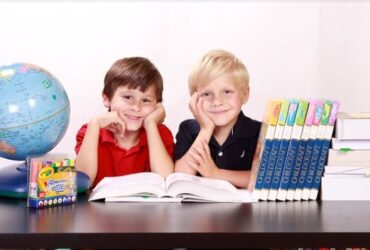 Niños felices aprendiendo