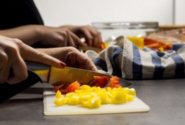 Personas cortando verduras
