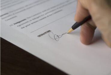 Persona firmando documentosç