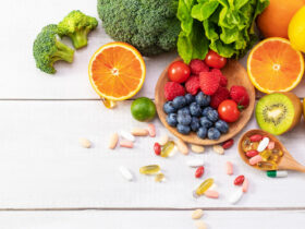 Frutas y vegetales junto a suplementos alimenticios
