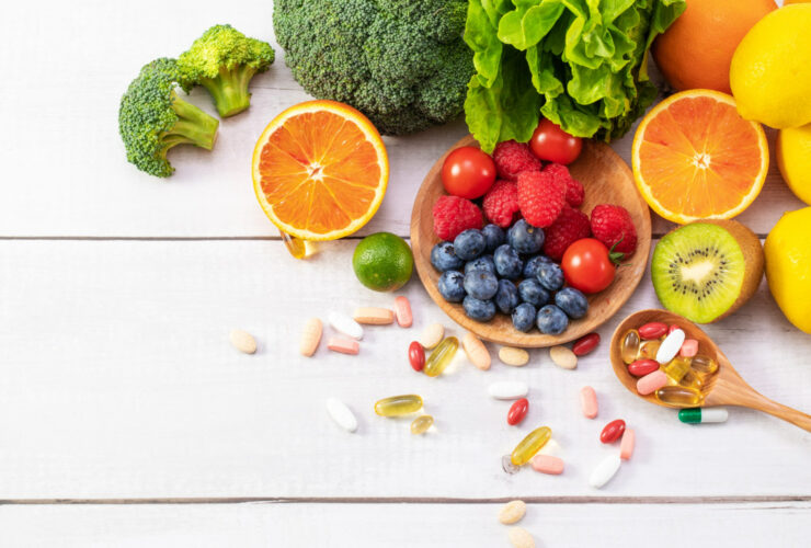 Frutas y vegetales junto a suplementos alimenticios