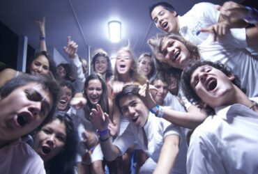 Chicos jovenes con camisas blancas