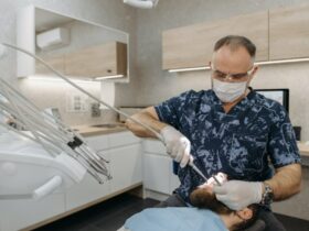 Dentista atendiendo a un paciente