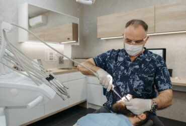 Dentista atendiendo a un paciente