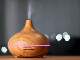 Humidificador de diseño madera con linea de luz led rosa