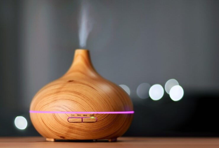 Humidificador de diseño madera con linea de luz led rosa