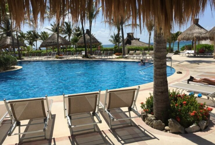 Piscina de hotel con vistas al mar