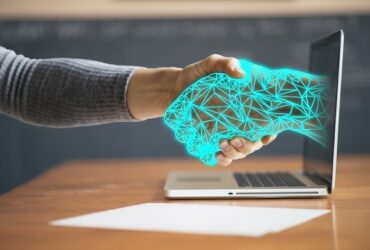 Estrechando mano a traves de portatil