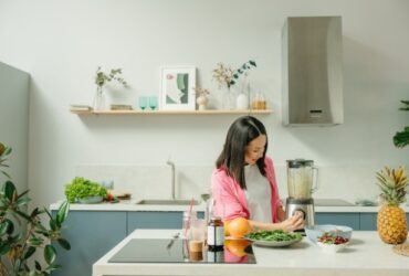 Mujer cocinando saludable