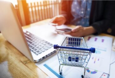 Persona haciendo compras online con portatil