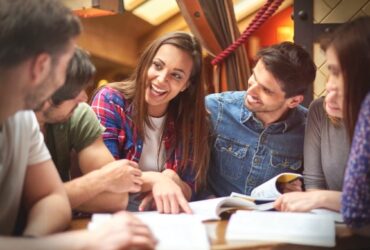 Estudiantes felices con libros