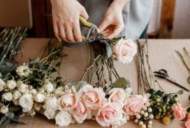 Mujer haciendo arreglo floral