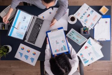 Trabajadoras creando plan de marqueting