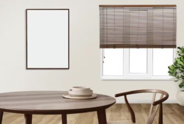 Habitacion blanca con decoracion y persianas de madera