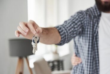 Hombre ofreciendo llaves de casa