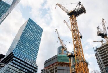 Maquinaria de obra en gran ciudad