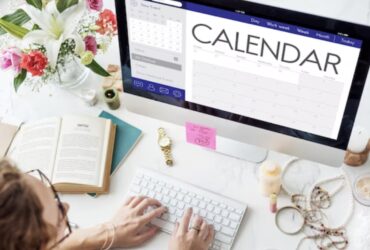 Mujer apuntando citas en calendario