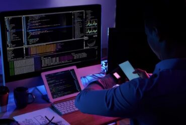 Programador con codigo en distintos dispositivos