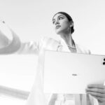 Chica imaginando con Huawei Mate Pro