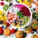 Variedad de frutas y verduras frescas para dieta antiinflamatoria