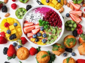 Variedad de frutas y verduras frescas para dieta antiinflamatoria