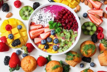 Variedad de frutas y verduras frescas para dieta antiinflamatoria