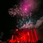 Concierto en vivo con público y luces en España