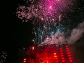 Concierto en vivo con público y luces en España