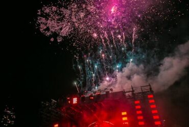 Concierto en vivo con público y luces en España