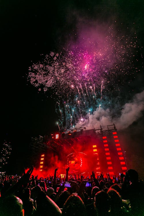 Concierto en vivo con público y luces en España