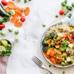 Plato de comida saludable para ayuno intermitente
