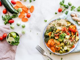Plato de comida saludable para ayuno intermitente