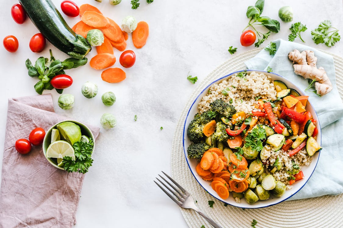 Plato de comida saludable para ayuno intermitente
