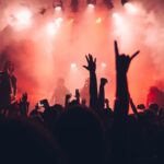 Público disfrutando de un festival de música al aire libre