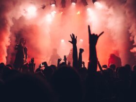 Público disfrutando de un festival de música al aire libre