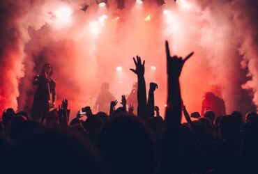 Público disfrutando de un festival de música al aire libre