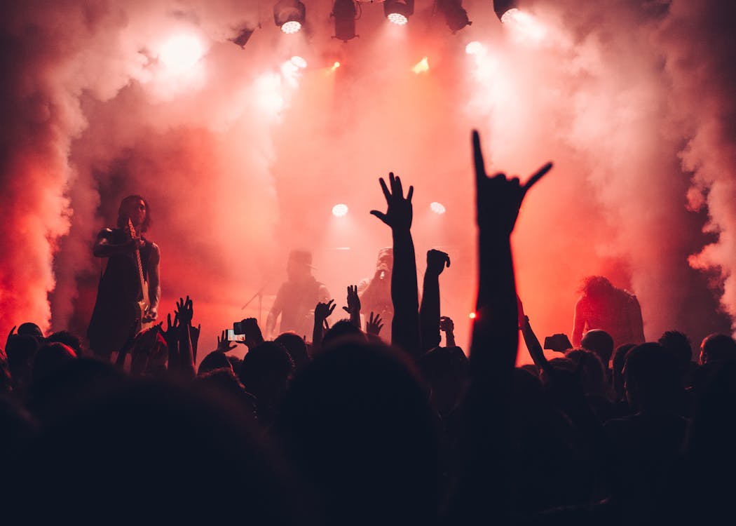Público disfrutando de un festival de música al aire libre