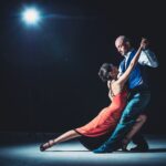 Bailaora de flamenco con vestido rojo tradicional