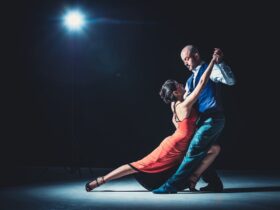 Bailaora de flamenco con vestido rojo tradicional