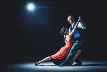Bailaora de flamenco con vestido rojo tradicional