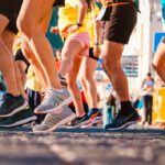 Persona corriendo al aire libre al amanecer